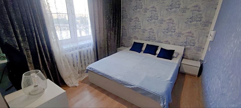 Двуспальная кровать у окна в 2-комнатной видовой квартире посуточно на Набережной