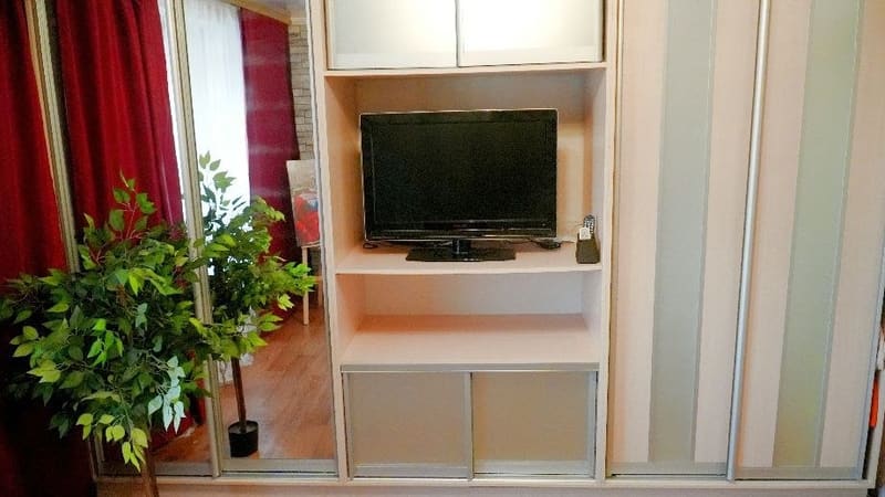 Вторая комната с телевизором в 2-комнатной квартире на сутки в центре Донецка