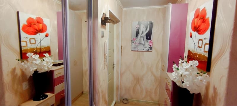 Коридор в квартире на сутки в самом центре Донецка